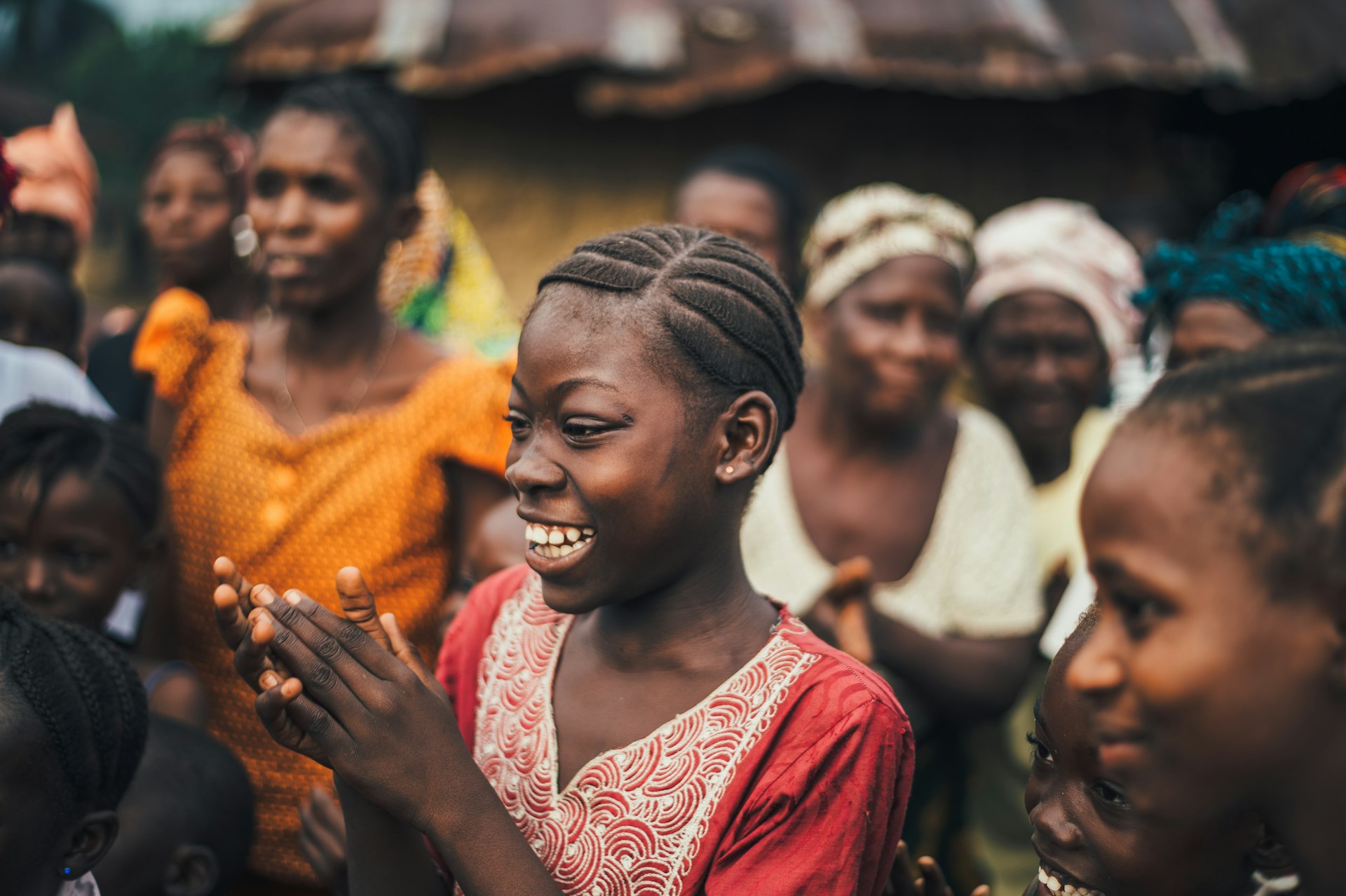 Vrouw met kind in een dorp in Zuid-Afrika
